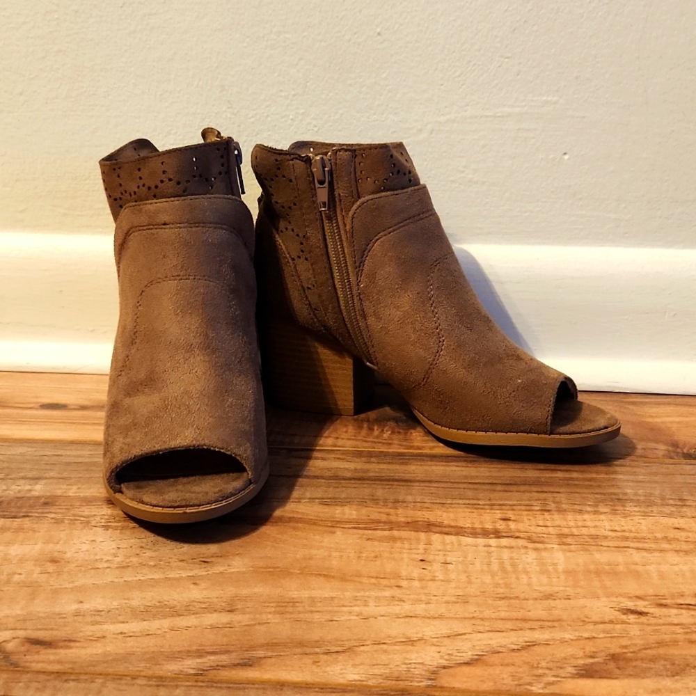 EUC Qupid gray leather open-toe bootie shoes